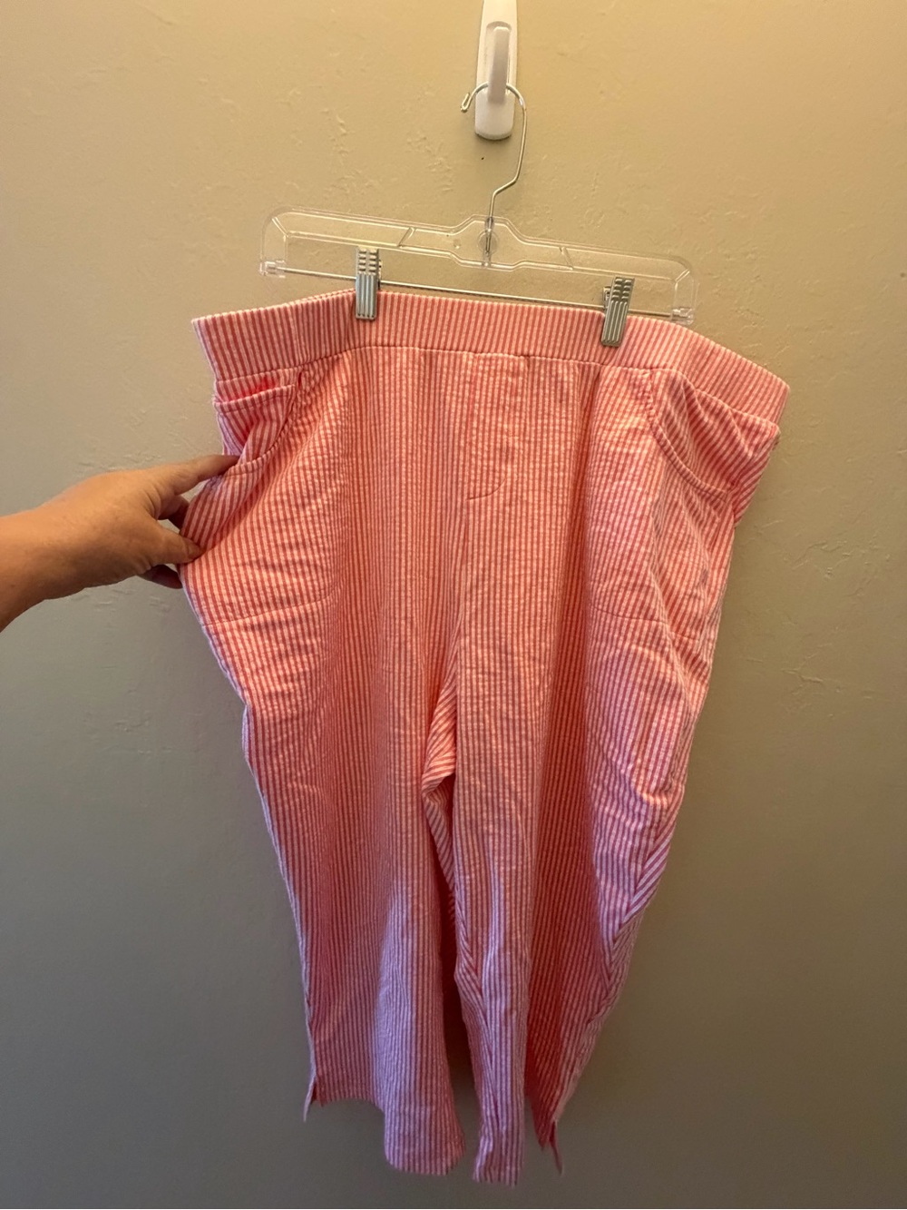 Women’s Quaker Factory 1X Pink Striped Seersucker Capris. # 4